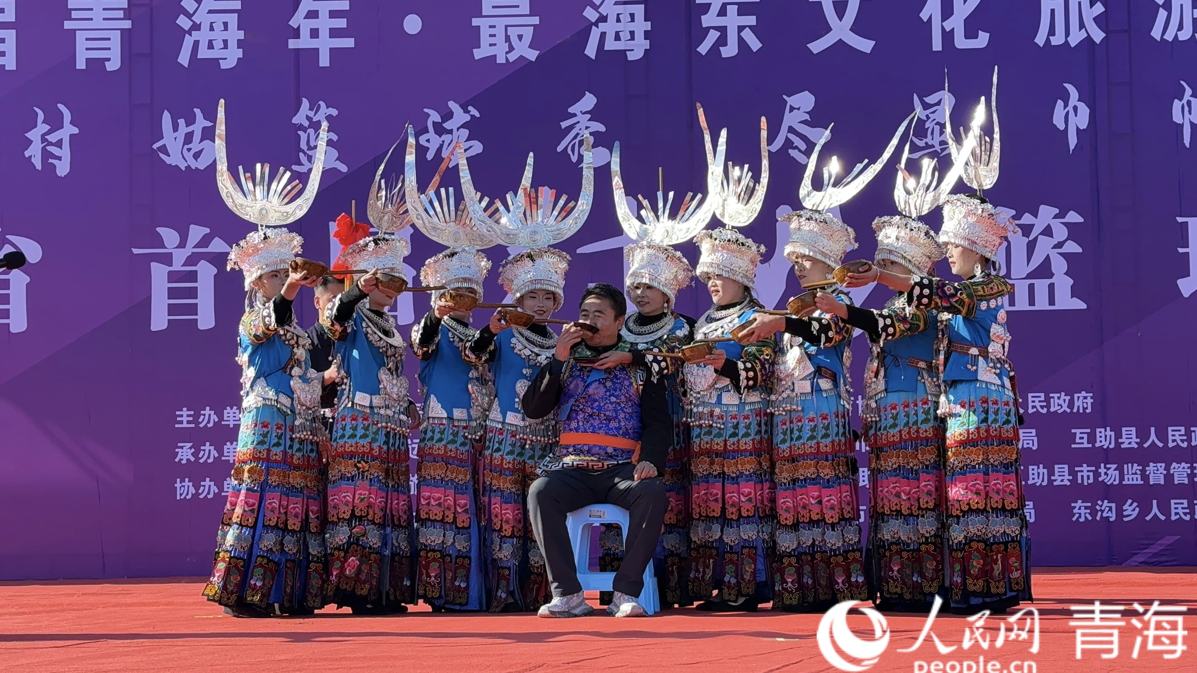 “仰歐?！惫脣尰@球隊與觀眾互動。人民網(wǎng) 況玉攝