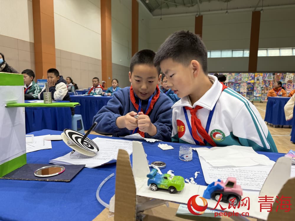 參賽選手討論作品。人民網(wǎng) 況玉攝