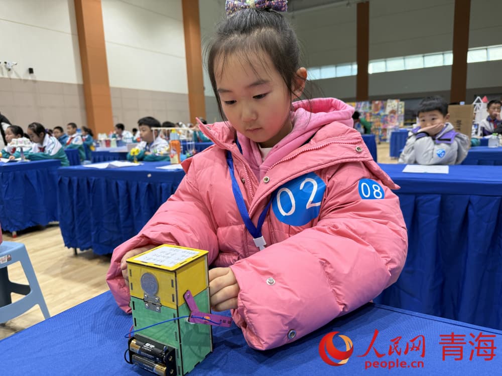 參賽選手展示作品。人民網(wǎng) 況玉攝