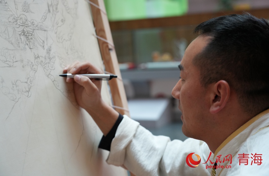 唐卡畫師繪制底稿。人民網(wǎng)記者 甘海瓊攝