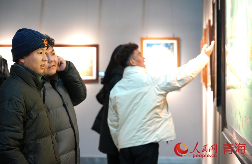 熱貢藝術(shù)作品展。人民網(wǎng)記者 甘海瓊攝