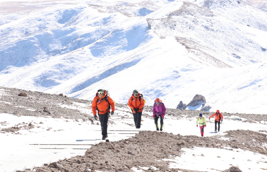 登山比賽。才旦桑吾攝