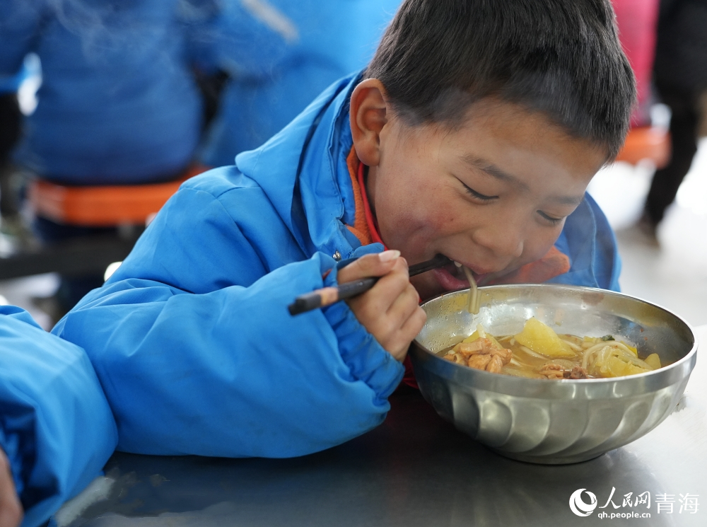 午飯是熱氣騰騰的熬飯。人民網(wǎng) 陳明菊攝