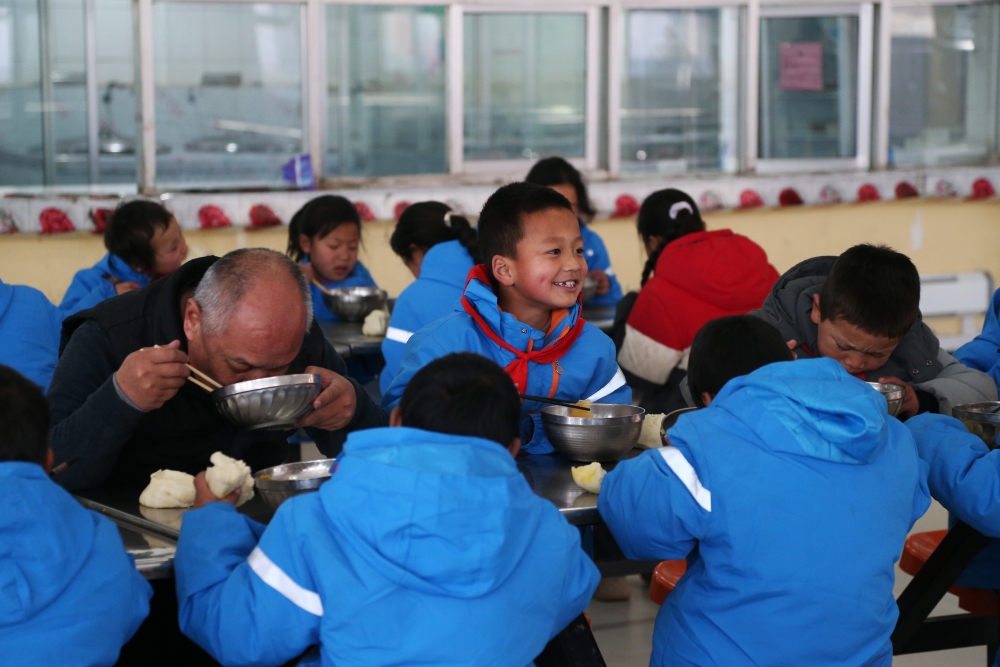 孩子們正在吃午飯。張忠蘋攝