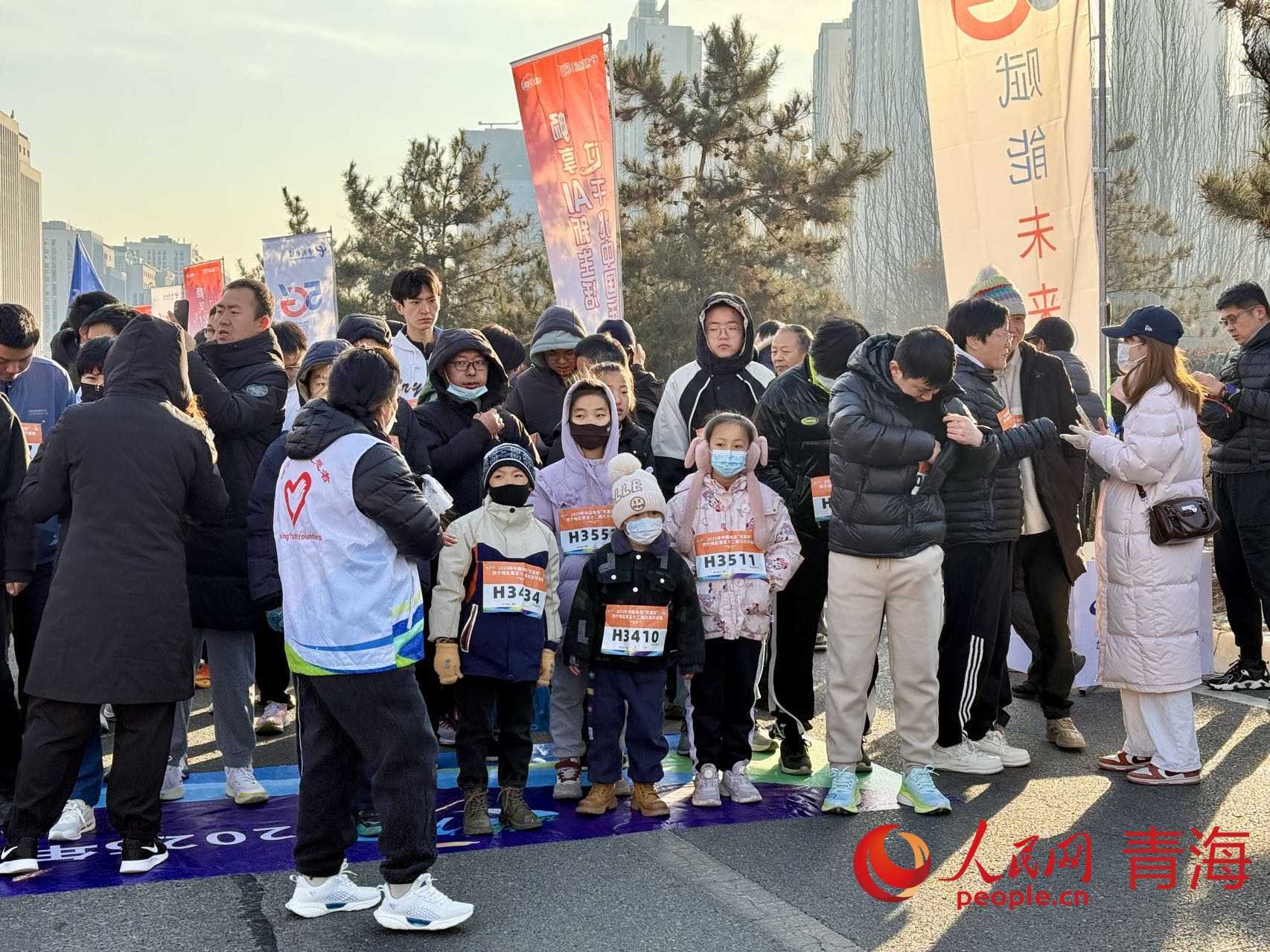 參賽者們整裝待發(fā)。人民網(wǎng) 況玉攝