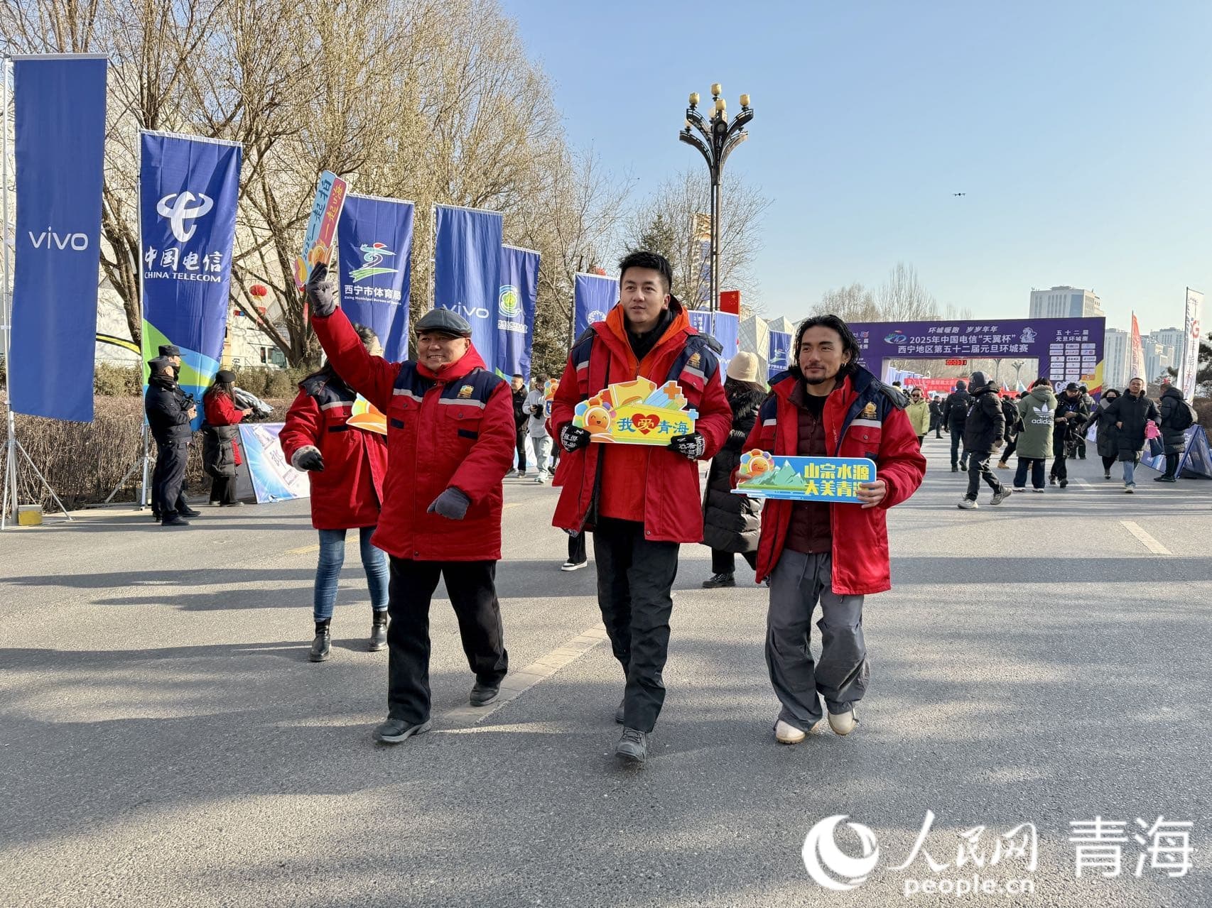 陽光大使參與第52屆新年環(huán)城跑。人民網(wǎng) 況玉攝