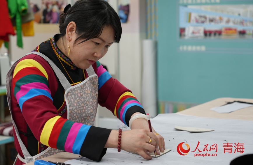 工坊繡娘將青繡加工運(yùn)用到日常用品。人民網(wǎng)記者 甘海瓊攝