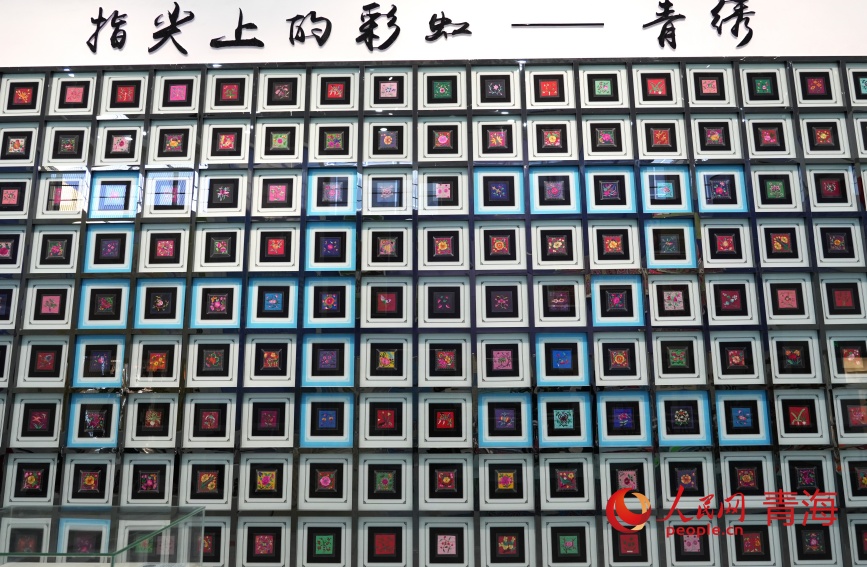多樣式青繡展示。人民網(wǎng)記者 甘海瓊攝