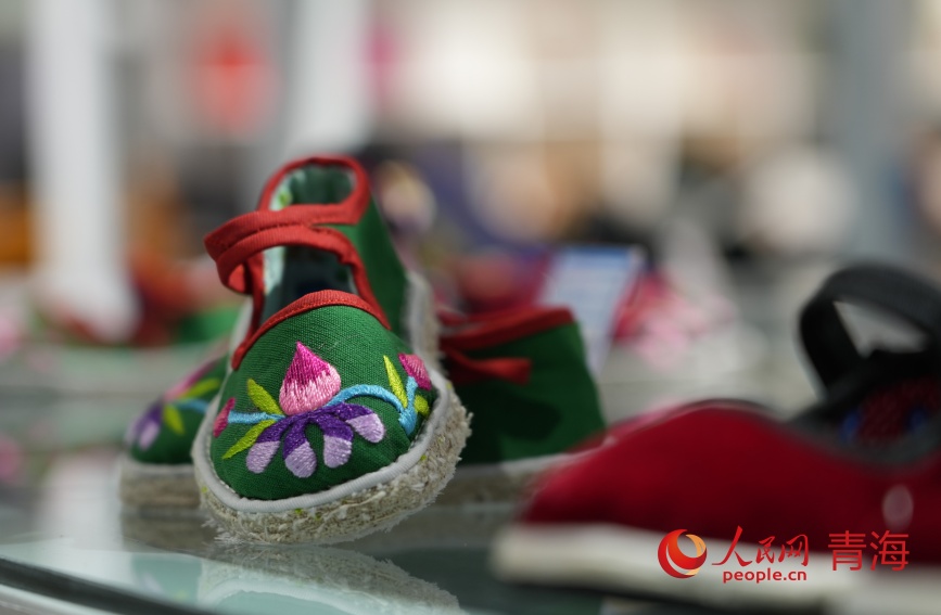 河湟刺繡運(yùn)用在布鞋。人民網(wǎng)記者 甘海瓊攝