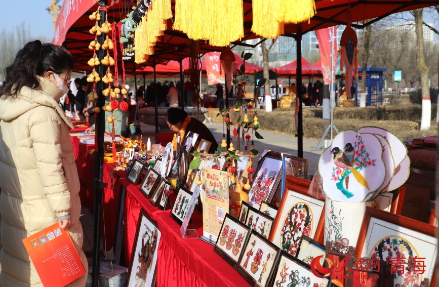 傳統(tǒng)手工藝品展示。人民網(wǎng)記者 甘海瓊攝