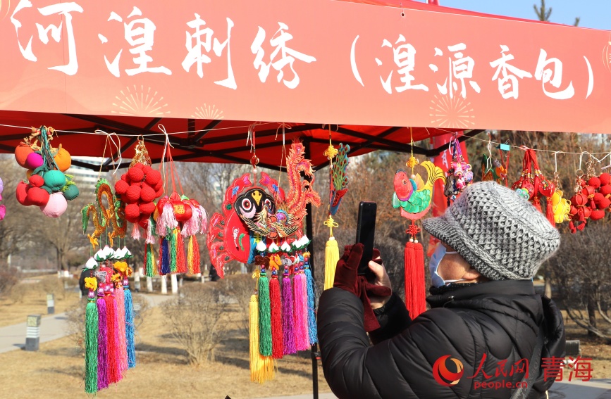活動現(xiàn)場，市民正在拍攝“青繡”作品。人民網(wǎng)記者 甘海瓊攝