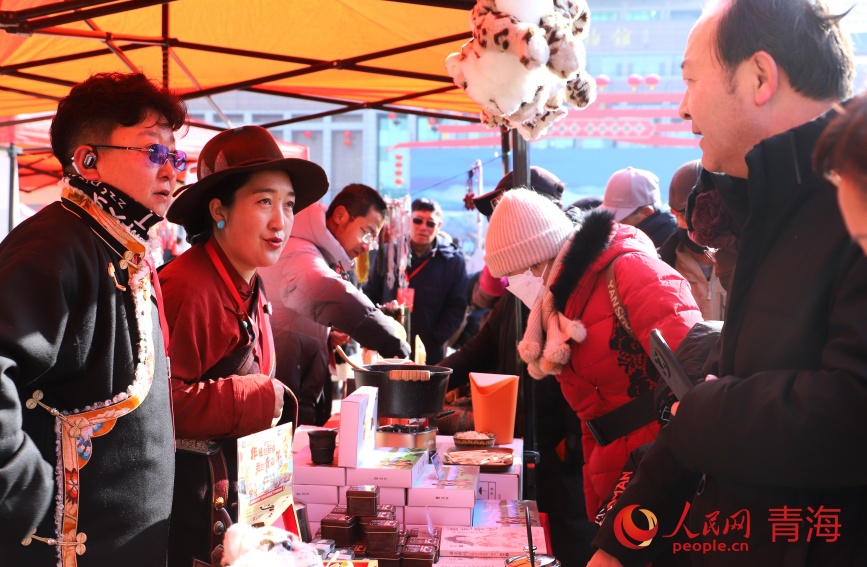 市民了解非遺項(xiàng)目。人民網(wǎng)記者 甘海瓊攝