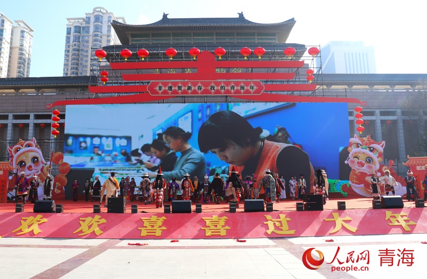 各民族傳統(tǒng)服飾類非遺展示。人民網(wǎng)記者 甘海瓊攝