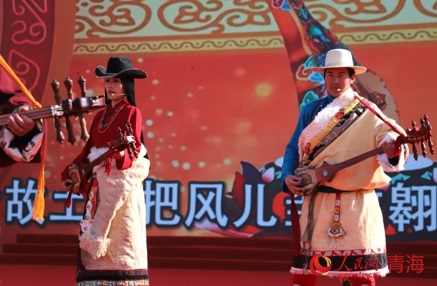 國家級非遺扎木聶彈唱展演。人民網(wǎng)記者 甘海瓊攝