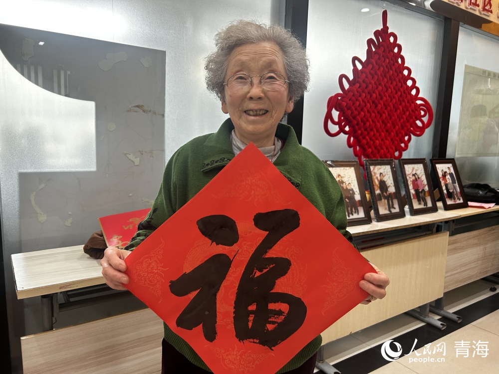 社區(qū)居民接福到家。人民網 陳明菊攝