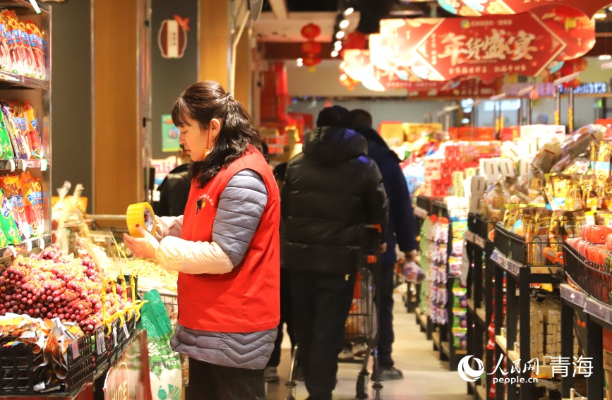 格爾木一處超市售貨員正在補(bǔ)貨。人民網(wǎng)記者 甘海瓊攝