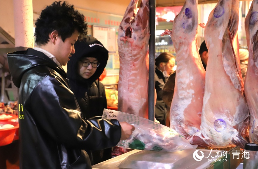 市民采購(gòu)格爾木本地羊肉郵寄回家。人民網(wǎng)記者 甘海瓊攝