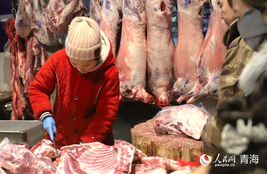 格爾木河?xùn)|農(nóng)貿(mào)市場(chǎng)的一處羊肉售賣(mài)攤位，攤主表示每天能賣(mài)出二十多只羊。人民網(wǎng)記者 甘海瓊攝