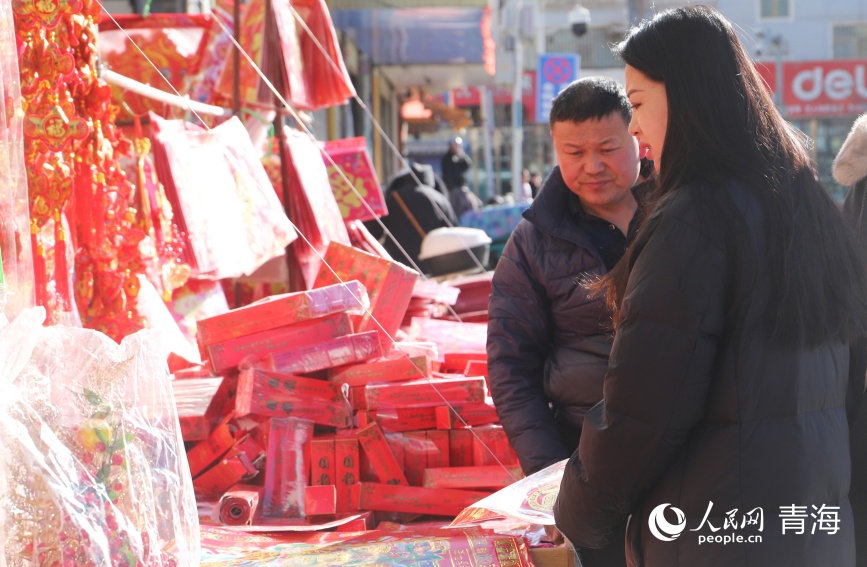 市民選購春聯(lián)。人民網(wǎng)記者 甘海瓊攝