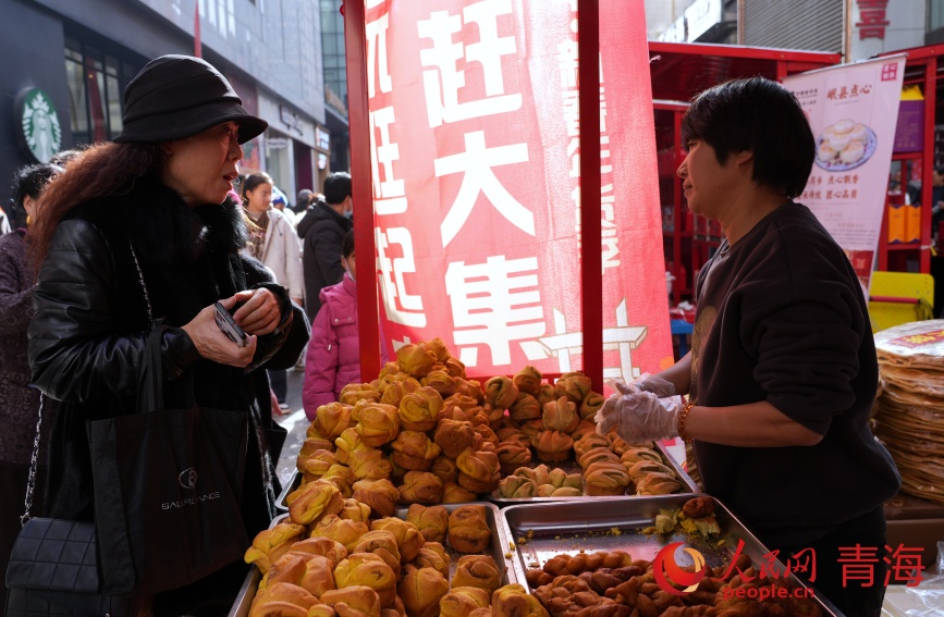 甘肅酒泉年貨到西寧。人民網(wǎng)記者 甘海瓊攝