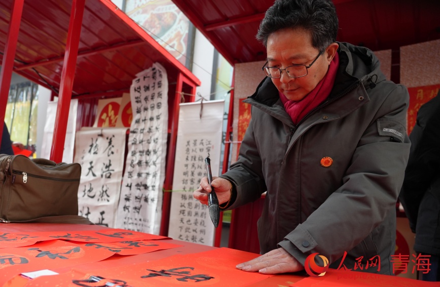 會(huì)場(chǎng)書(shū)法家送春聯(lián)。人民網(wǎng)記者 甘海瓊攝