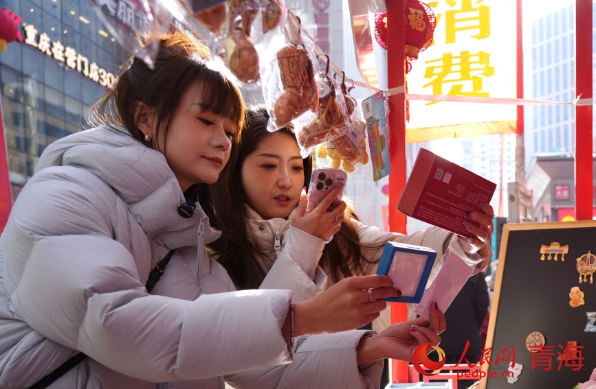 市民了解文創(chuàng)產(chǎn)品。人民網(wǎng)記者 甘海瓊攝