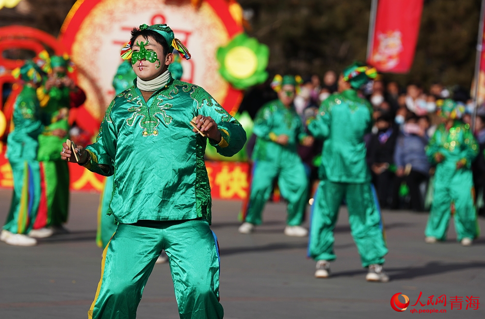 四片瓦舞。人民網(wǎng) 陳明菊攝