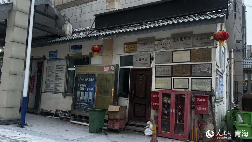 小區(qū)門口放置的消防設(shè)備。人民網(wǎng) 陳明菊攝