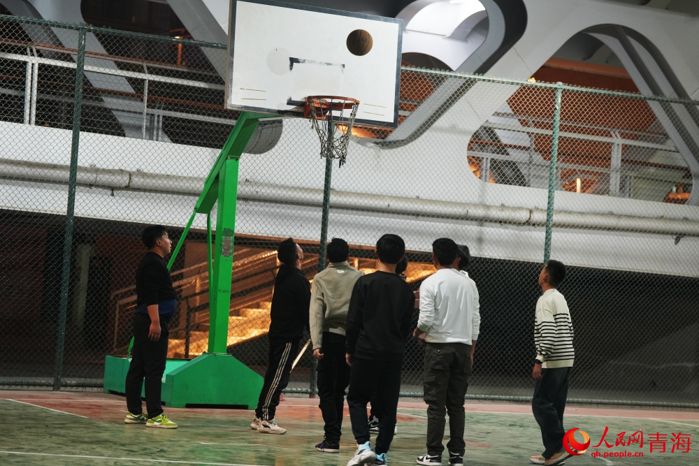夜晚熱鬧的麒麟灣公園。人民網(wǎng) 陳明菊攝