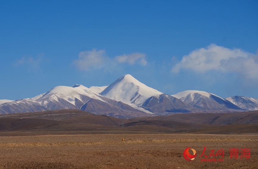從可可西里雪山觀景臺遠(yuǎn)眺。人民網(wǎng)記者 甘海瓊攝