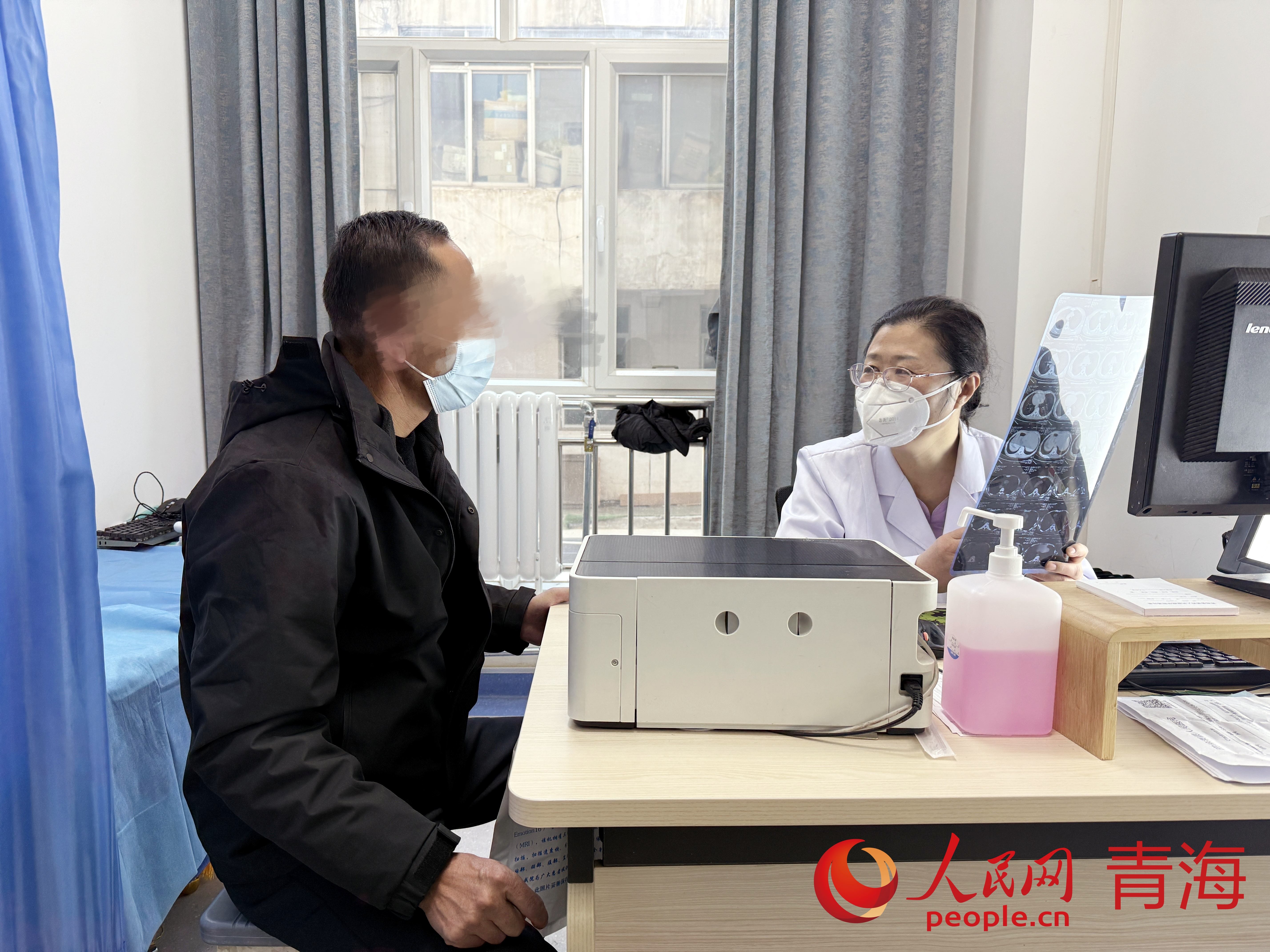 與患者溝通病情。人民網(wǎng) 況玉攝