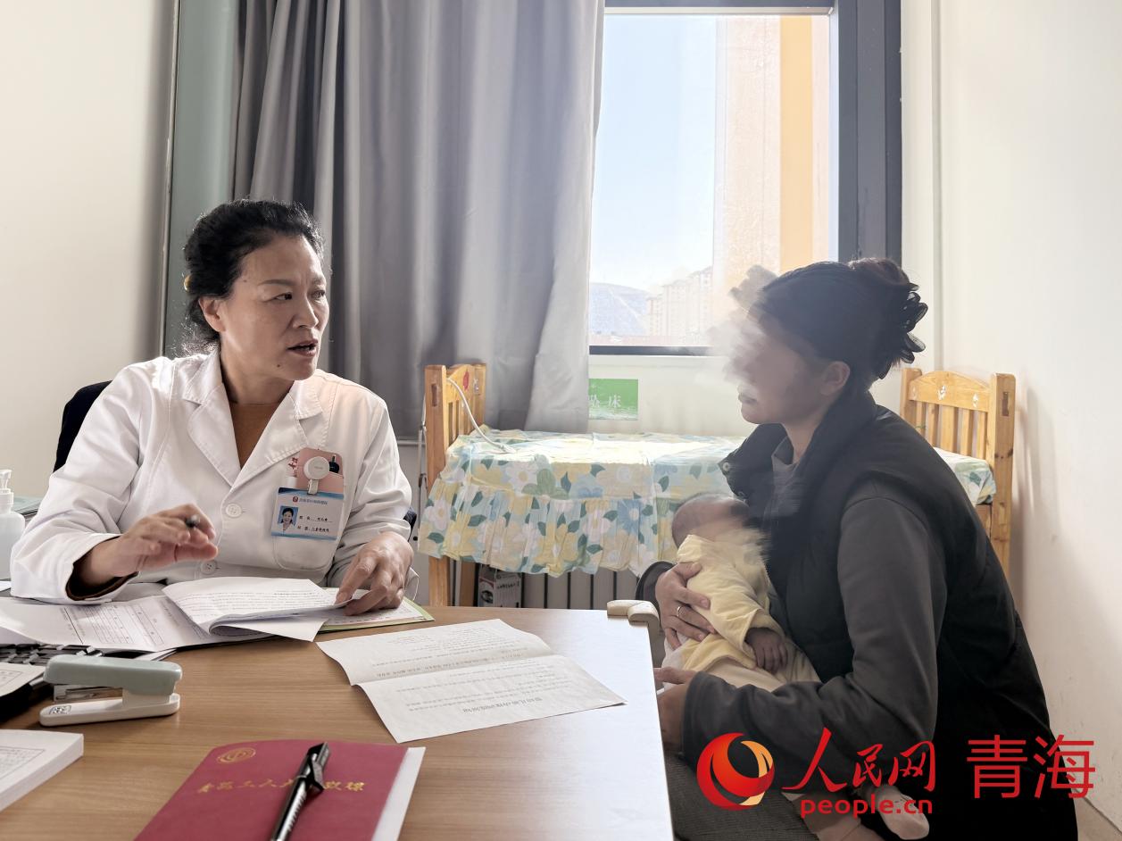 鐘元梅給病人交代注意事項(xiàng)。人民網(wǎng) 況玉攝
