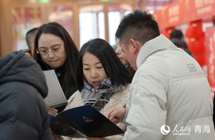 活動現(xiàn)場的購房群眾。人民網(wǎng)記者 甘海瓊攝
