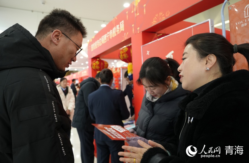 置業(yè)顧問向購房群眾介紹戶型。人民網(wǎng)記者 甘海瓊攝
