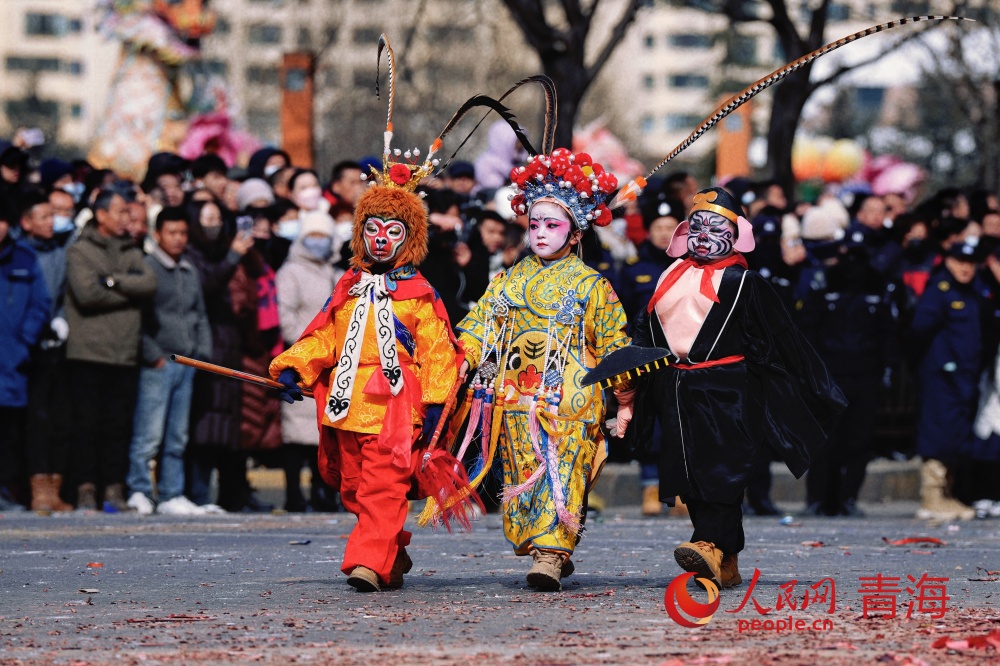 社火巡游現(xiàn)場(chǎng)。人民網(wǎng)記者 甘海瓊攝