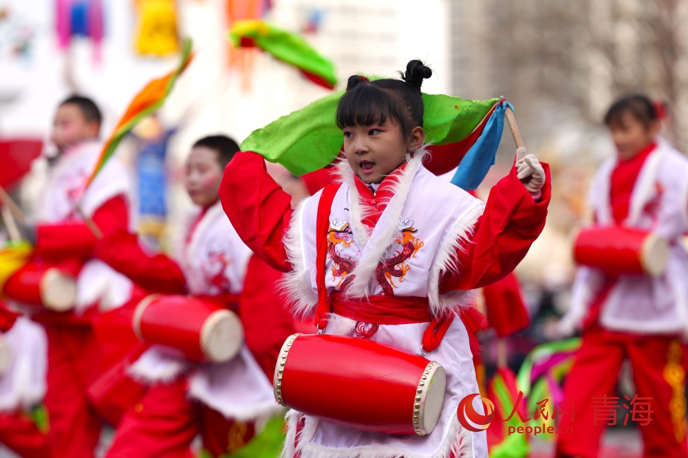 社火巡游現(xiàn)場。人民網(wǎng)記者 甘海瓊攝