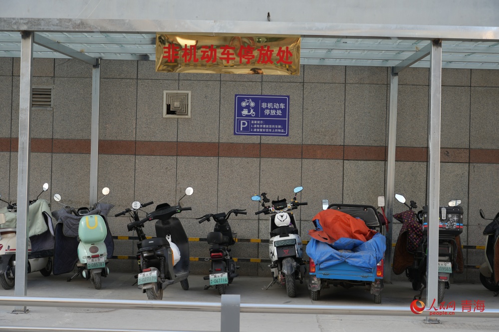 車輛分區(qū)停放。人民網 陳明菊攝
