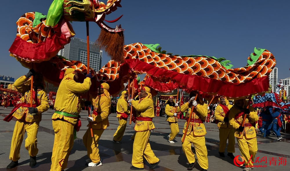 舞龍。人民網(wǎng) 陳明菊攝