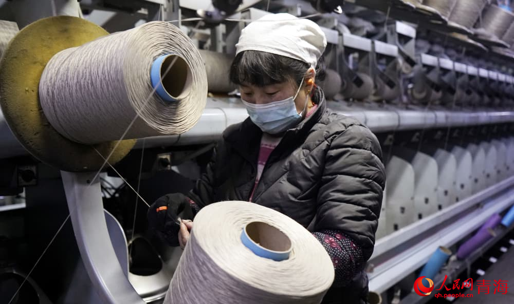 工人檢查機(jī)器。人民網(wǎng) 況玉攝