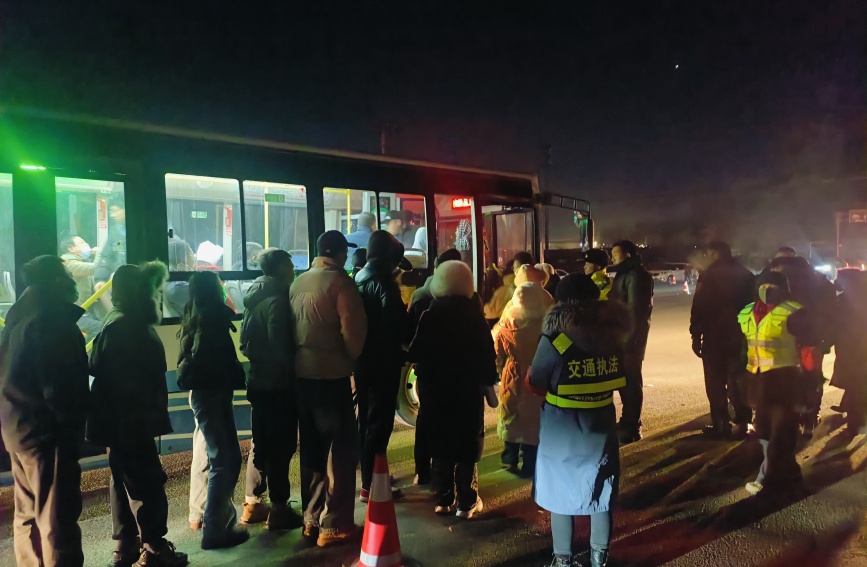 交通部門設置的擺渡車乘車點。湟中區(qū)交通局供圖