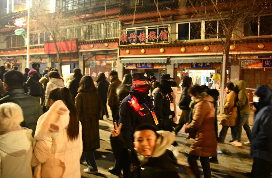 游客前往燈展區(qū)。湟中區(qū)公安局供圖