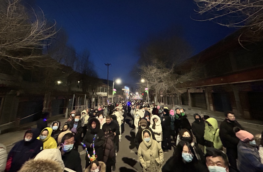觀展群眾排隊入場。湟中區(qū)公安局供圖