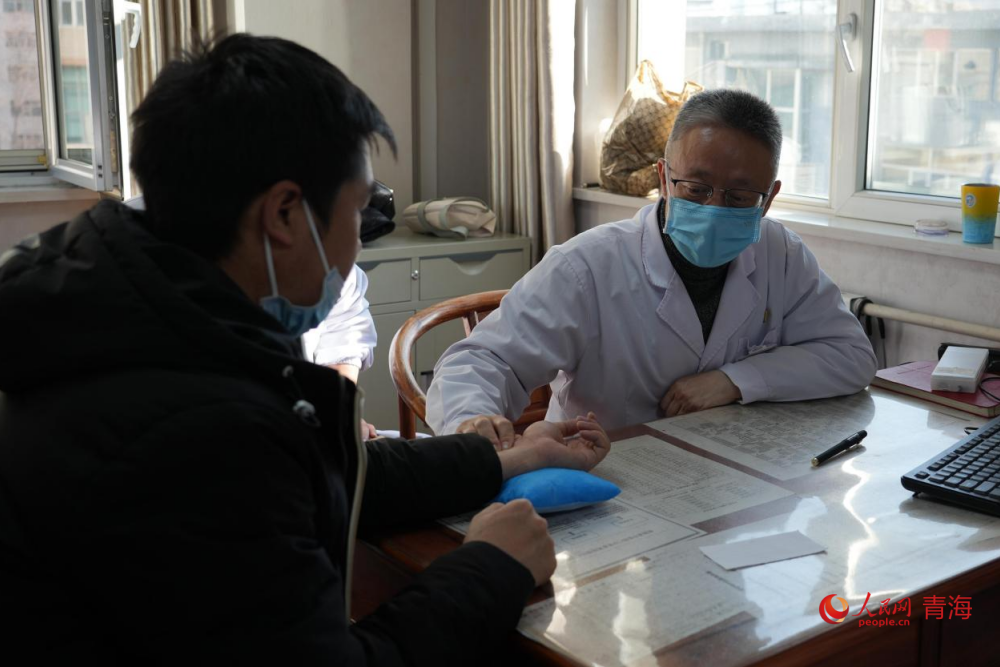 林勛醫(yī)生正在給患者看病。人民網(wǎng) 陳明菊攝