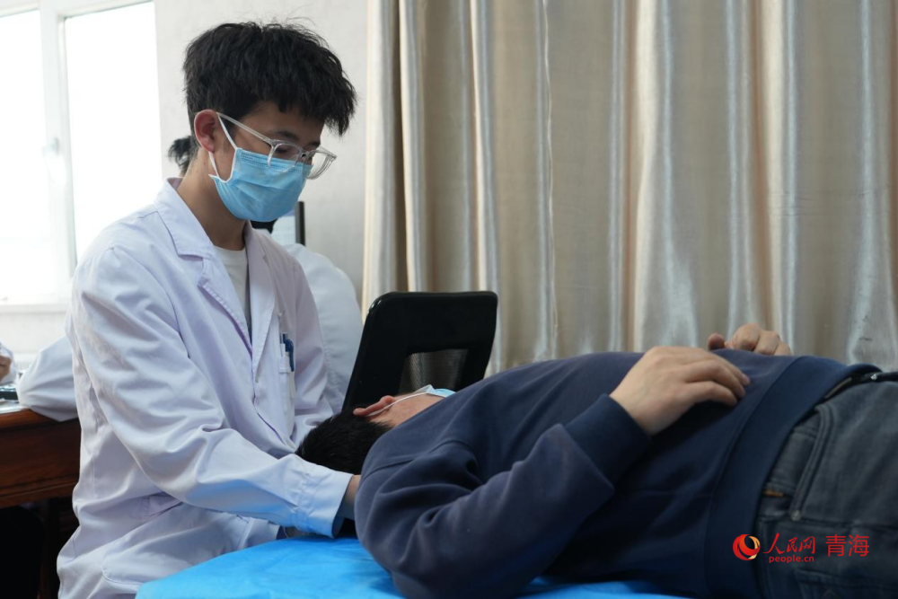 許順勇在林勛醫(yī)生指導(dǎo)下查看患者病情。人民網(wǎng) 陳明菊攝