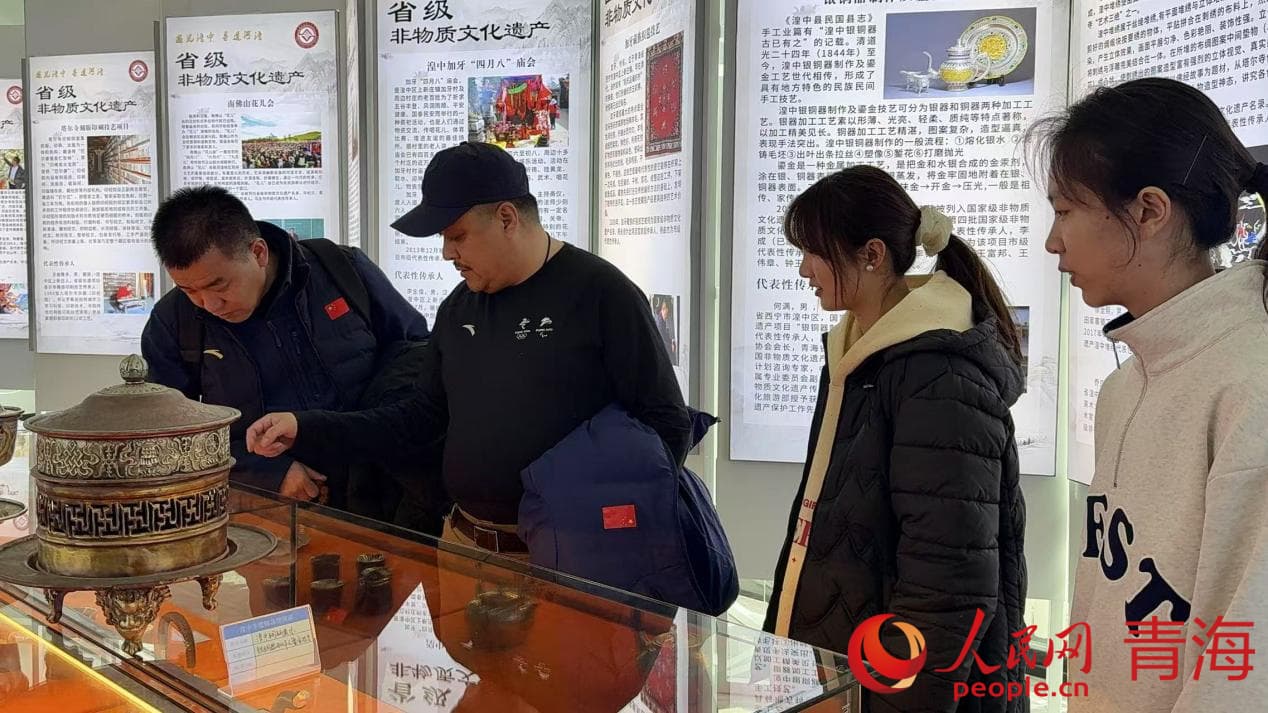 運動員參觀非遺館。人民網(wǎng) 況玉攝