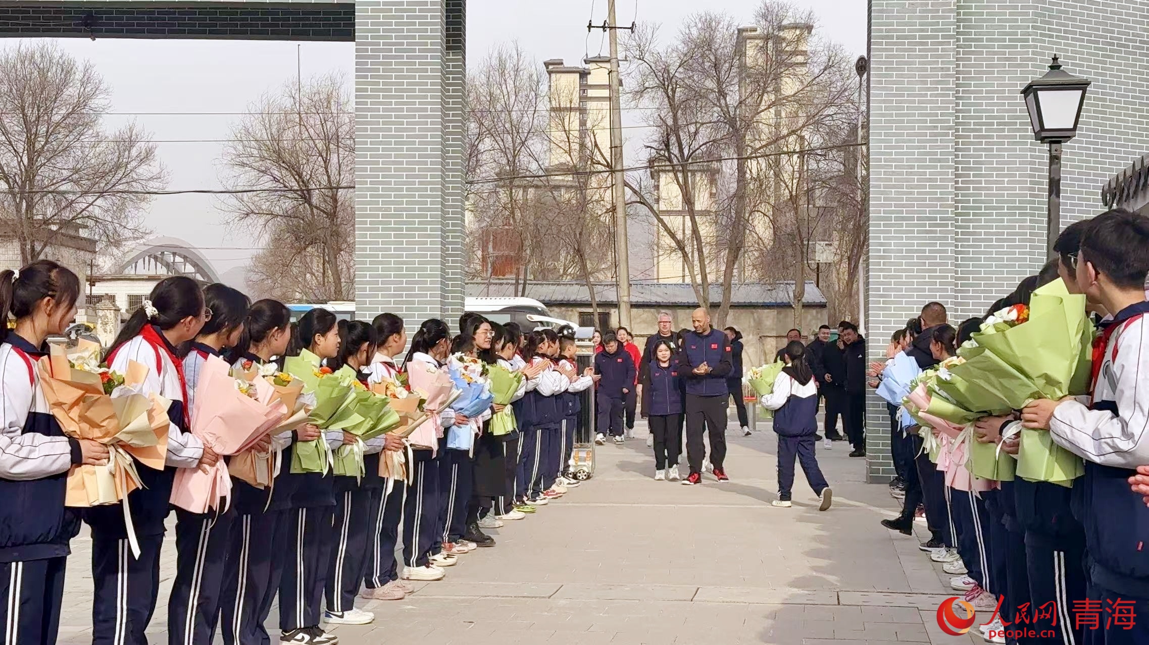 U20國(guó)家女子手球隊(duì)進(jìn)校園。人民網(wǎng) 況玉攝