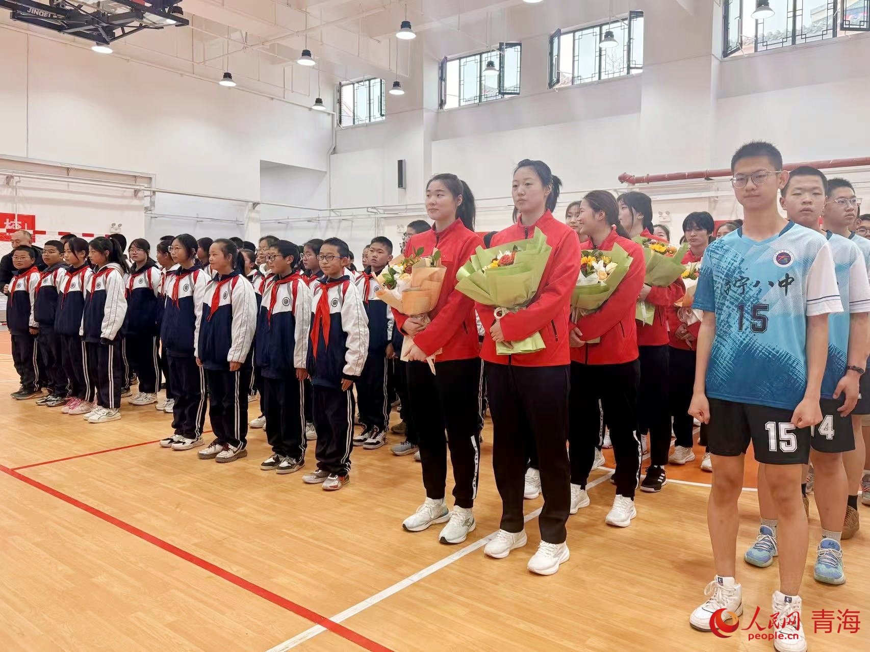 U20國家女子手球隊(duì)進(jìn)校園。人民網(wǎng) 況玉攝
