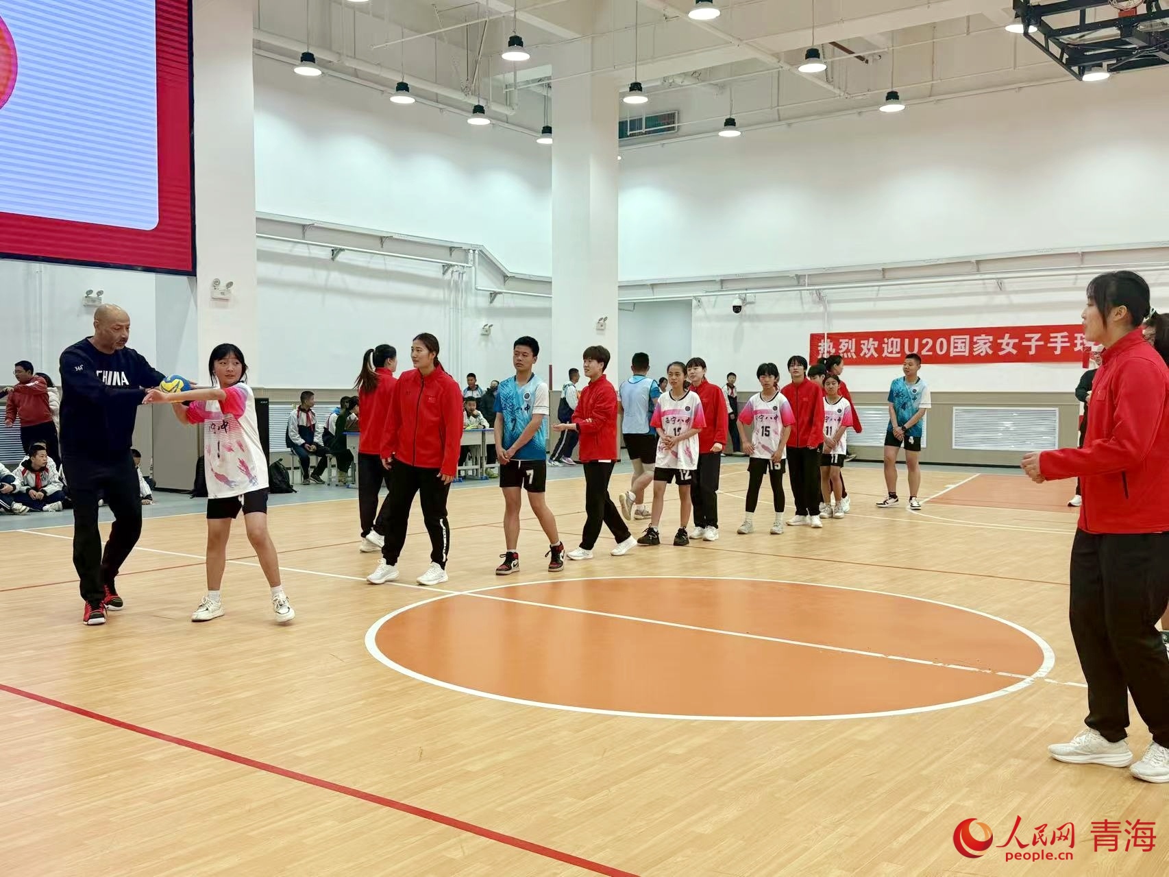 隊員進行練習(xí)。人民網(wǎng) 況玉攝
