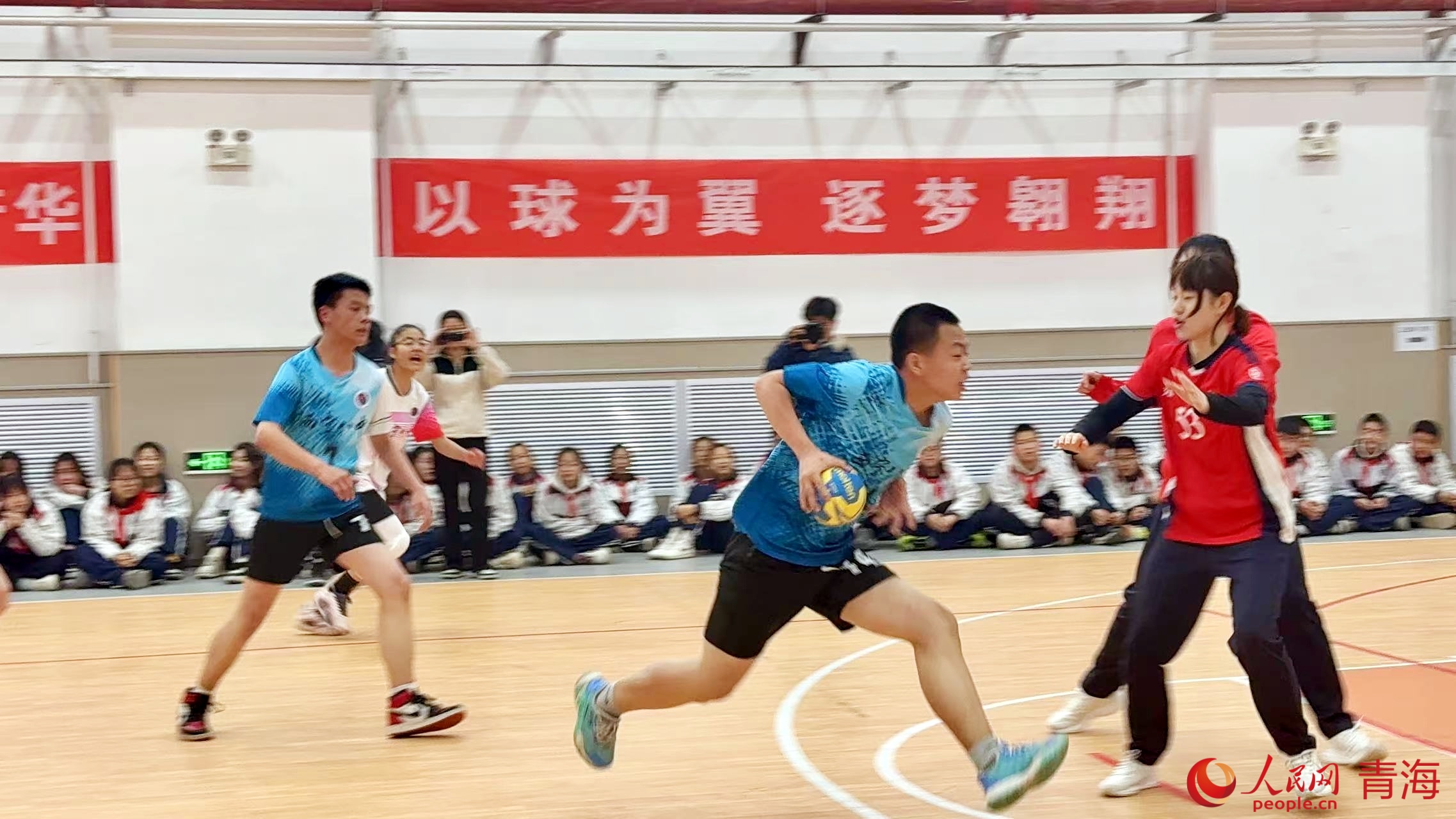 進(jìn)行對抗賽。人民網(wǎng) 況玉攝