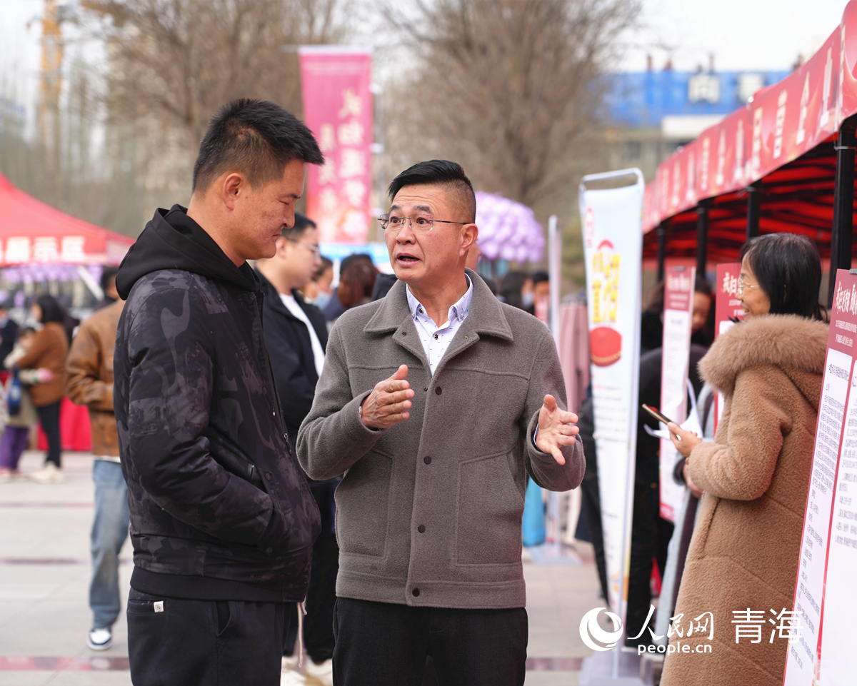 求職者了解崗位信息。人民網記者 楊啟紅攝